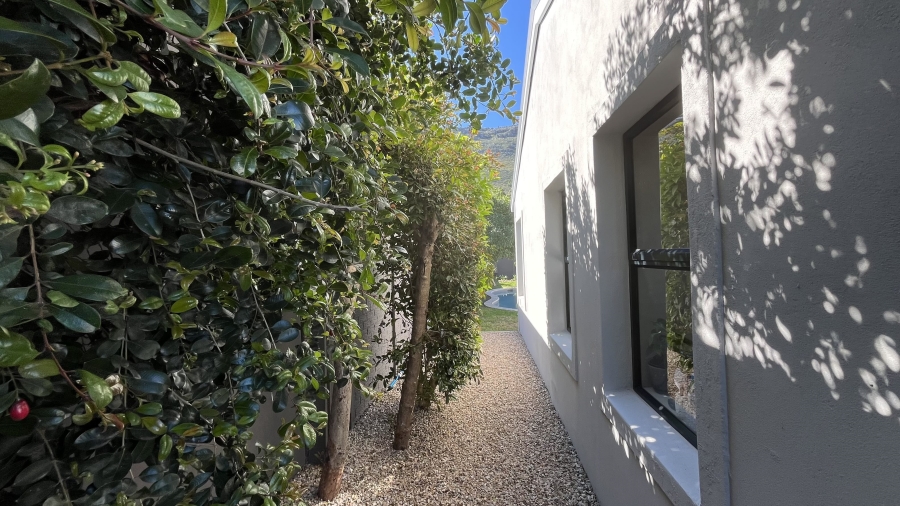 5 Bedroom Property for Sale in Clovelly Western Cape